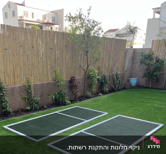 מסגרות חלון מונחות על דשא מלאכותי לניקוי